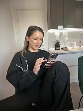 HotXMom online show from 24, 2, 2025