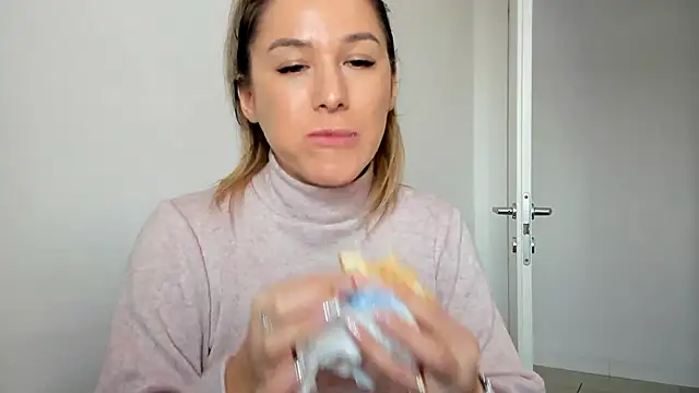 HotXMom online show from 25, 2, 2025