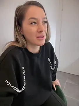 HotXMom online show from 24, 2, 2025