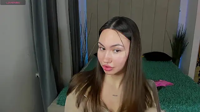 GIGI BENNET online show from 28, 2, 2025