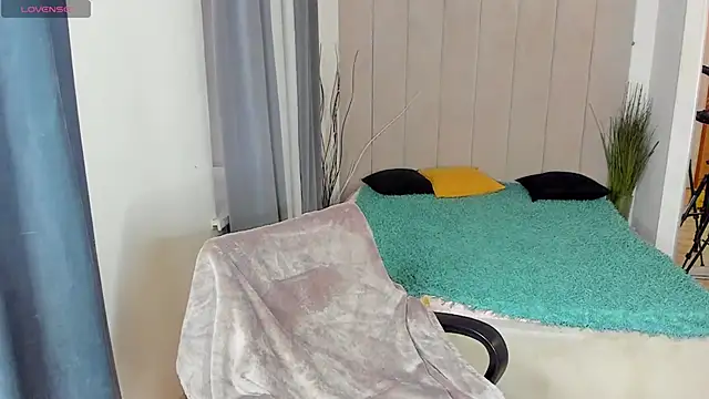GIGI BENNET online show from 1, 3, 2025