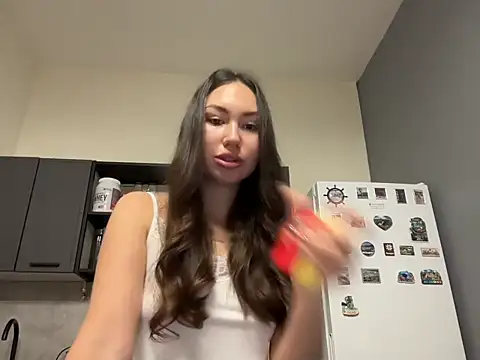 GIGI BENNET online show from 4, 12, 2025