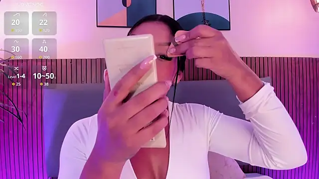 NicolleeEvanss online show from 11, 11, 2025