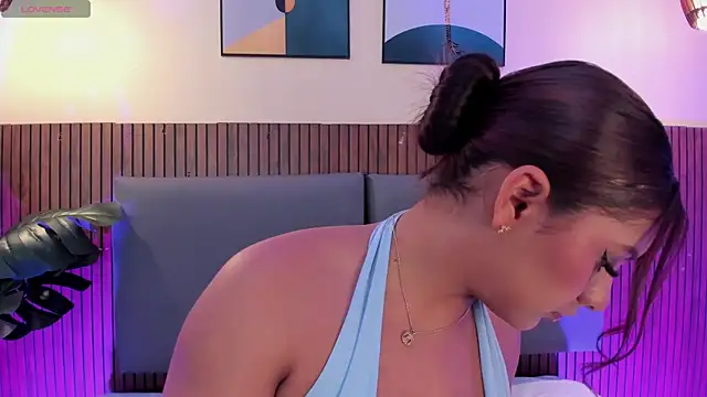 NicolleeEvanss online show from 17, 4, 2026