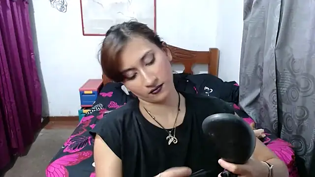 LadyMilk003 online show from 17, 1, 2025