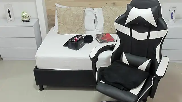 Snapshot of candy_summer28 chatting on 13, 10, 2025 candy summer28 online show from 13, 10, 2025