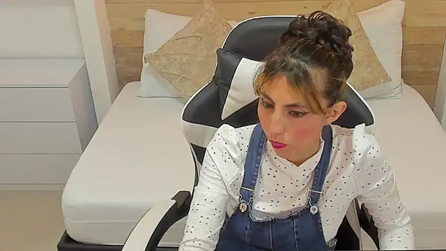 Snapshot of candy_summer28 chatting on 28, 10, 2025 candy summer28 online show from 28, 10, 2025