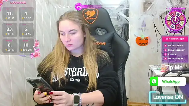Snapshot of ElenaMaeer chatting on 21, 10, 2025 ElenaMaeer online show from 21, 10, 2025