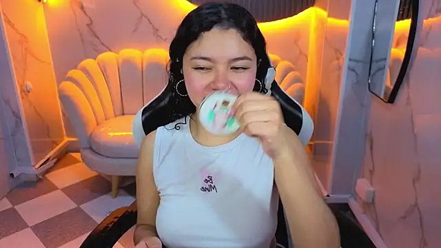 victoria castillo b online show from 3, 2, 2026