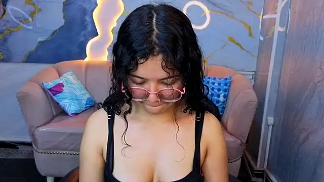 victoria castillo b online show from 16, 4, 2026