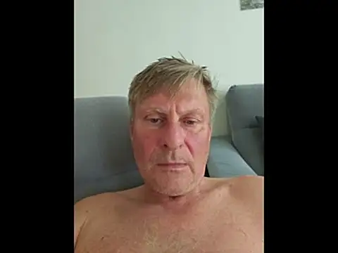 Snapshot of johnnym1 chatting on 28, 4, 2026 johnnym1 online show from 28, 4, 2026