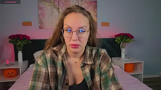 Kelly Hardy online show from 10, 11, 2025