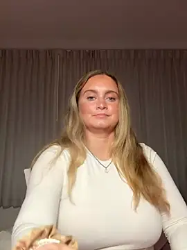 Sophie Raegan online show from 8, 4, 2026