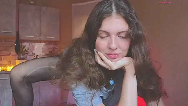 Snapshot of Sereta_Finn chatting on 15, 11, 2025 Sereta Finn online show from 15, 11, 2025