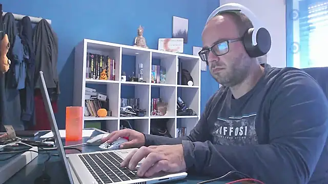 ravingr4d4 online show from 6, 11, 2025