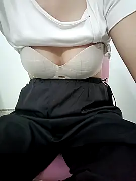 Snapshot of SweetGirl2k2 chatting on 16, 10, 2025 SweetGirl2k2 online show from 16, 10, 2025