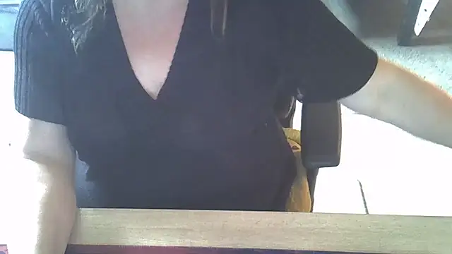 Snapshot of Silvia2277 chatting on 18, 10, 2025 Silvia2277 online show from 18, 10, 2025