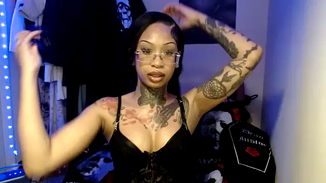 Snapshot of TrinityTeighlor chatting on 30, 11, 2025 TrinityTeighlor online show from 30, 11, 2025