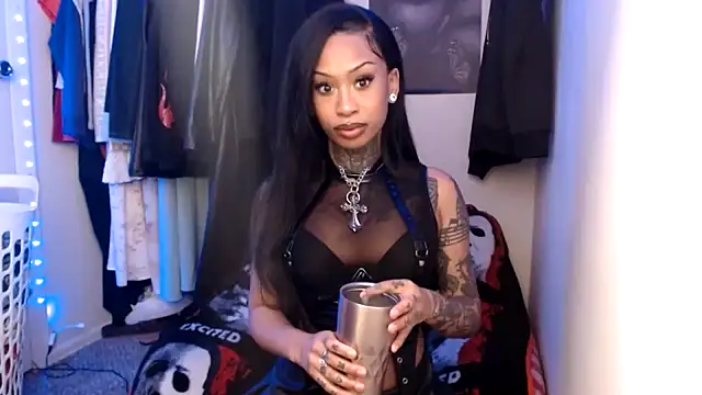 Snapshot of TrinityTeighlor chatting on 19, 11, 2025 TrinityTeighlor online show from 19, 11, 2025