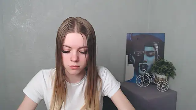 AliceFlirtt  online show from 18, 3, 2025