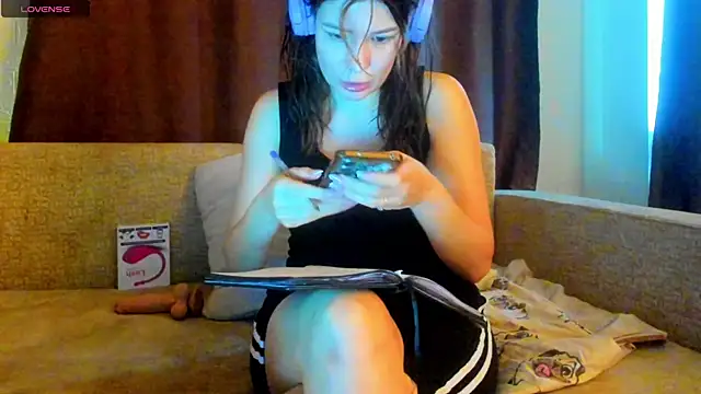 Leila purr18 online show from 6, 10, 2025