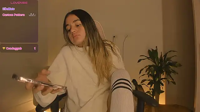 Snapshot of LittleSofia_ chatting on 5, 11, 2025 LittleSofia online show from 5, 11, 2025