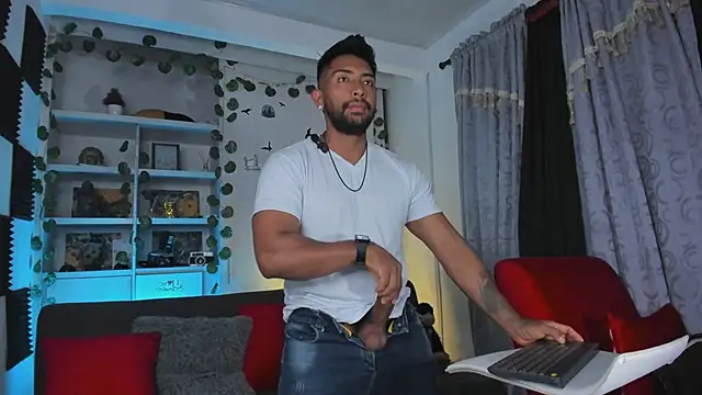 Snapshot of Couple_muscle1 chatting on 1, 12, 2025 Couple muscle1 online show from 1, 12, 2025