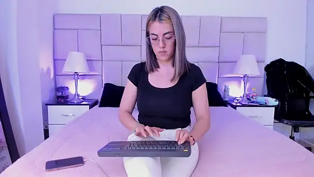 IsisLoveyes  online show from 5, 2, 2026