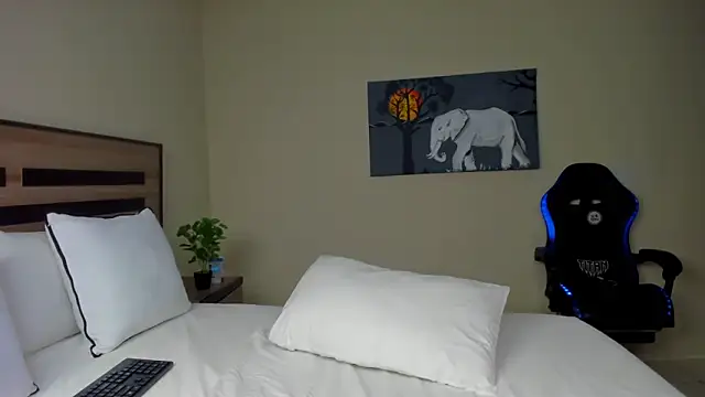 Renee-18 online show from 5, 11, 2025