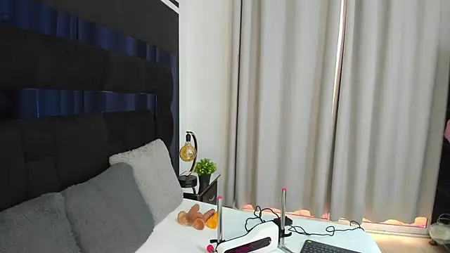 Snapshot of CahitlinBell chatting on 13, 12, 2024 CahitlinBell online show from 13, 12, 2024