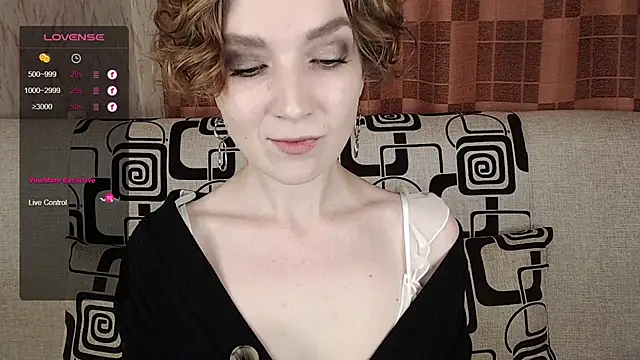 Snapshot of TinaWince chatting on 2, 11, 2025 TinaWince online show from 2, 11, 2025