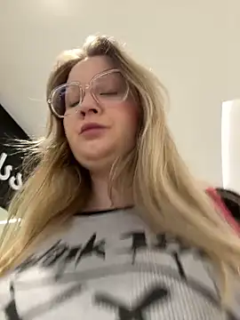 Teya moon  online show from 4, 2, 2026