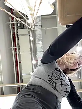 Teya moon  online show from 8, 4, 2026