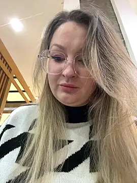 Teya moon  online show from 8, 3, 2026