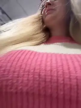 Teya moon  online show from 5, 1, 2025