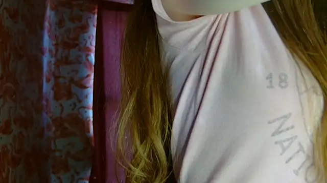 strawberrysmoothie online show from 13, 4, 2026