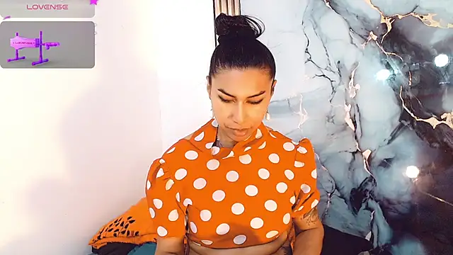 khiara moretti online show from 25, 11, 2025