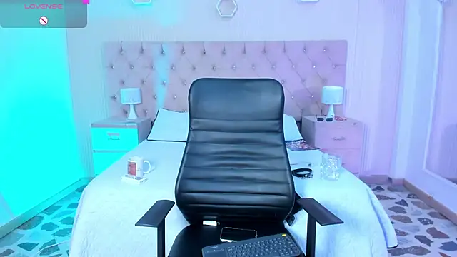 Agathaargent  online show from 21, 10, 2025