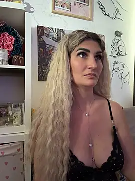 Snapshot of EvelynFrances chatting on 10, 7, 2026 EvelynFrances online show from 10, 7, 2026