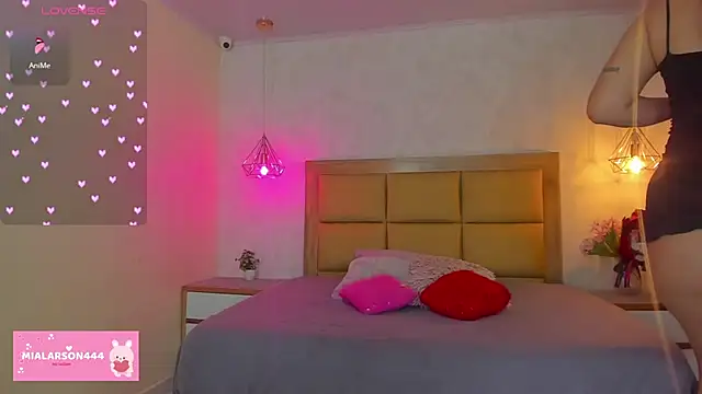 LARSONMIA online show from 4, 3, 2026