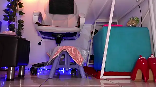 SUZZET 22 online show from 11, 2, 2026