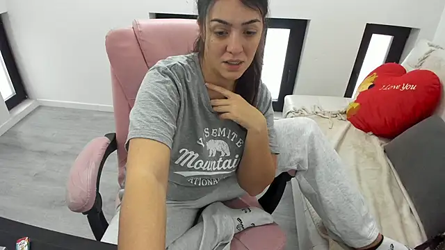 Dyana Kaylinn online show from 2, 2, 2026