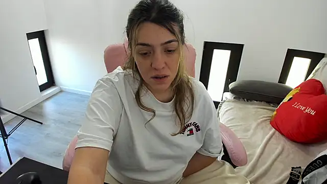 Snapshot of Dyana_Kaylinn chatting on 4, 5, 2026 Dyana Kaylinn online show from 4, 5, 2026