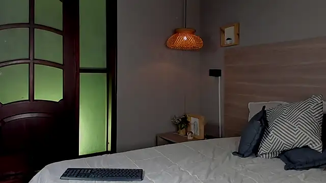 nayah   online show from 21, 10, 2025