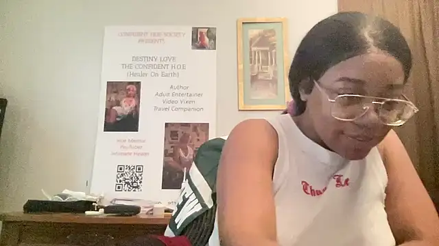 Snapshot of MommyConfident chatting on 10, 5, 2026 MommyConfident online show from 10, 5, 2026