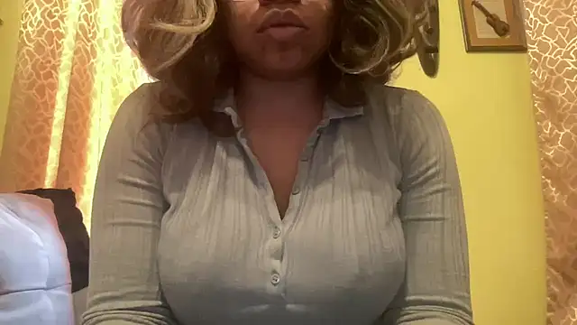 Snapshot of MommyConfident chatting on 27, 4, 2026 MommyConfident online show from 27, 4, 2026