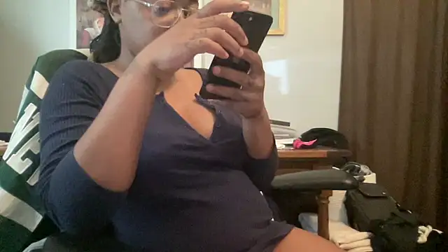 Snapshot of MommyConfident chatting on 26, 5, 2026 MommyConfident online show from 26, 5, 2026