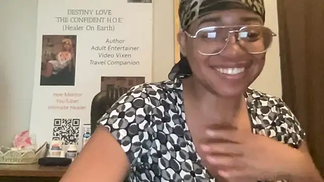 Snapshot of MommyConfident chatting on 7, 6, 2026 MommyConfident online show from 7, 6, 2026