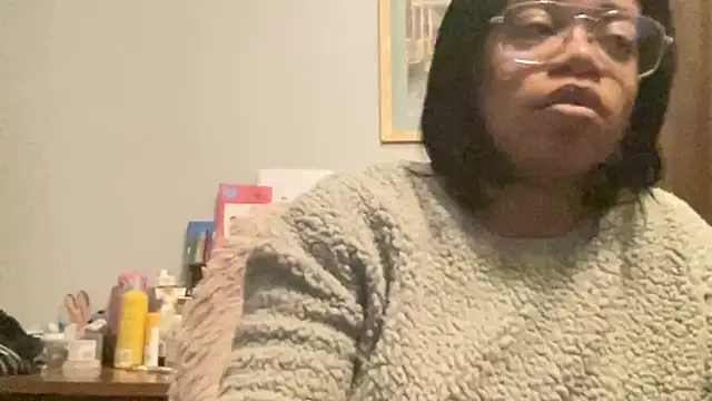 Snapshot of MommyConfident chatting on 5, 1, 2026 MommyConfident online show from 5, 1, 2026