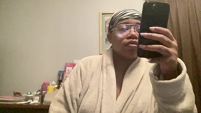 Snapshot of MommyConfident chatting on 10, 1, 2026 MommyConfident online show from 10, 1, 2026